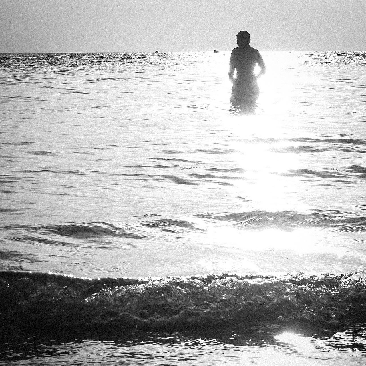 2017年寒假去马来西亚兰卡威拍的,一位穆斯林女士裹着头巾,慢慢的走进海水里,那时正好夕阳,他在波光粼粼的海面上也发着光。