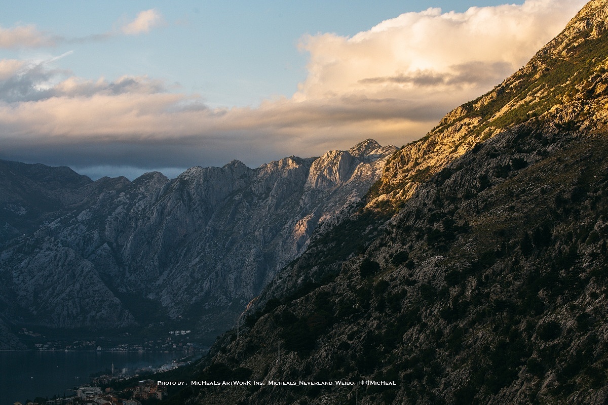 不得不说，这片景致是相当美妙的，也说明我已经爬了……挺高的了……或许美景也是一部分原因吧毕竟王公贵族也希望自己的领域内有度假圣地什么的……加之科托尔湖拥有一些战略性要素，让科托尔成了兵家必争之地。其实直到1918年，科托尔这个名字才正式成立，之前它叫做卡塔罗。
