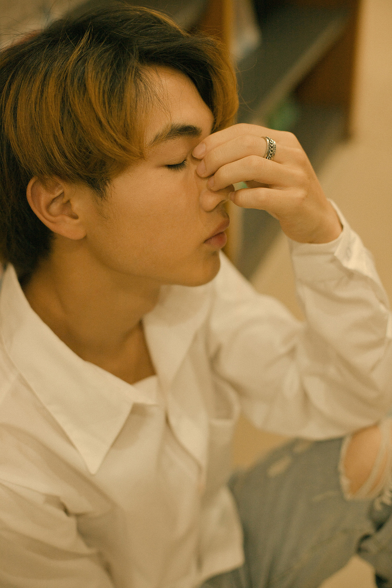 夏日凉风拂书案,白纸皆飞散。