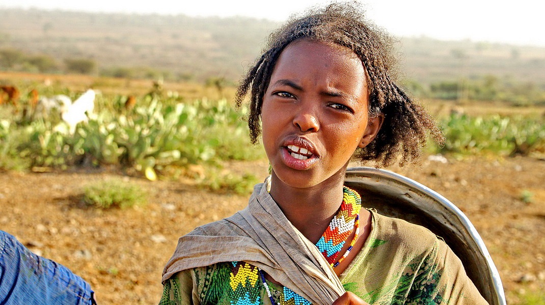 路上放牧的少数民族女孩,背着锅,随时可以开饭.