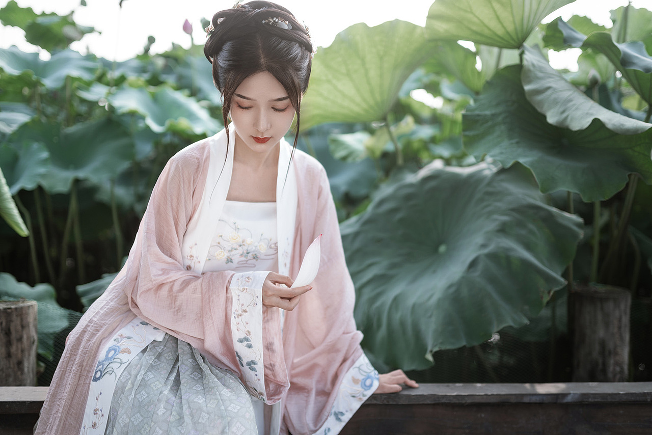 汉服写真 | 从此处处苍翠，都似你裙边。（图ZMjI0NjUwODEy） - 人像摄影 - 站酷设计师绘心_Aries原创素材 - 站酷ZCOOL