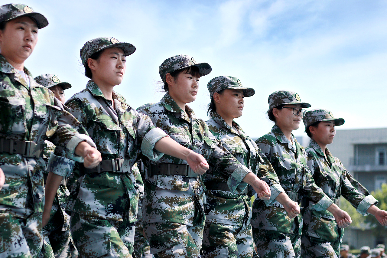 热血青春之军训（女生方队）（图ZMTI0OTU2MjQ0） - 人文/纪实摄影 - 站酷设计师莞尔ERXIAO原创素材 - 站酷ZCOOL