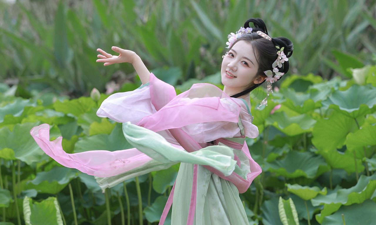 荷叶罗裙一色裁，芙蓉向脸两边开
