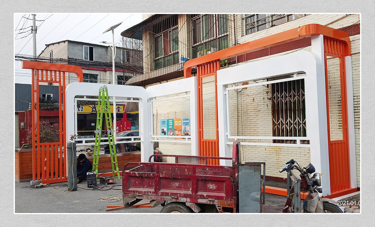 现场安装图。记得有次去,拍了最终安装完了的照片,忘了放在哪里了。