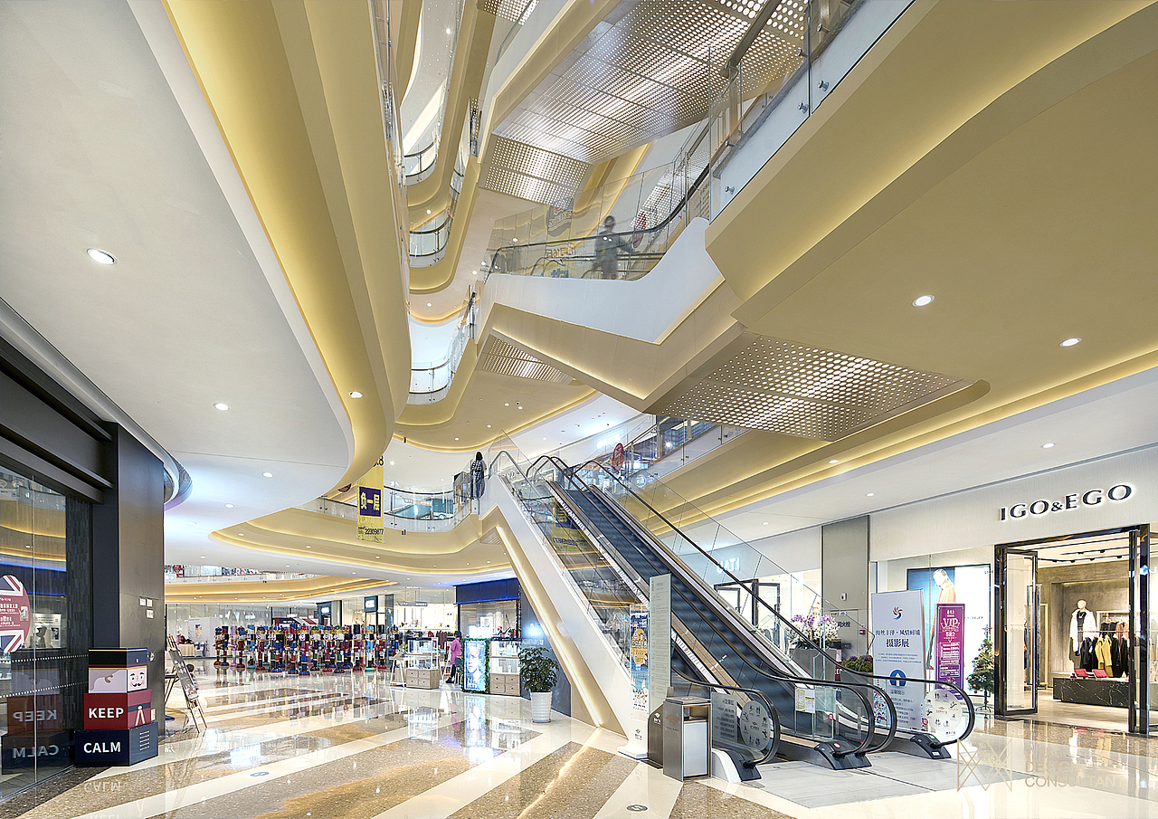 整个商场室内精装将丝绸的概念引入到室内设计的灵感中,购物中心内中庭及走廊的天花造型轮廓优美,宛如丝绸般在空间中游走,传达“流光溢影”的设计理念。