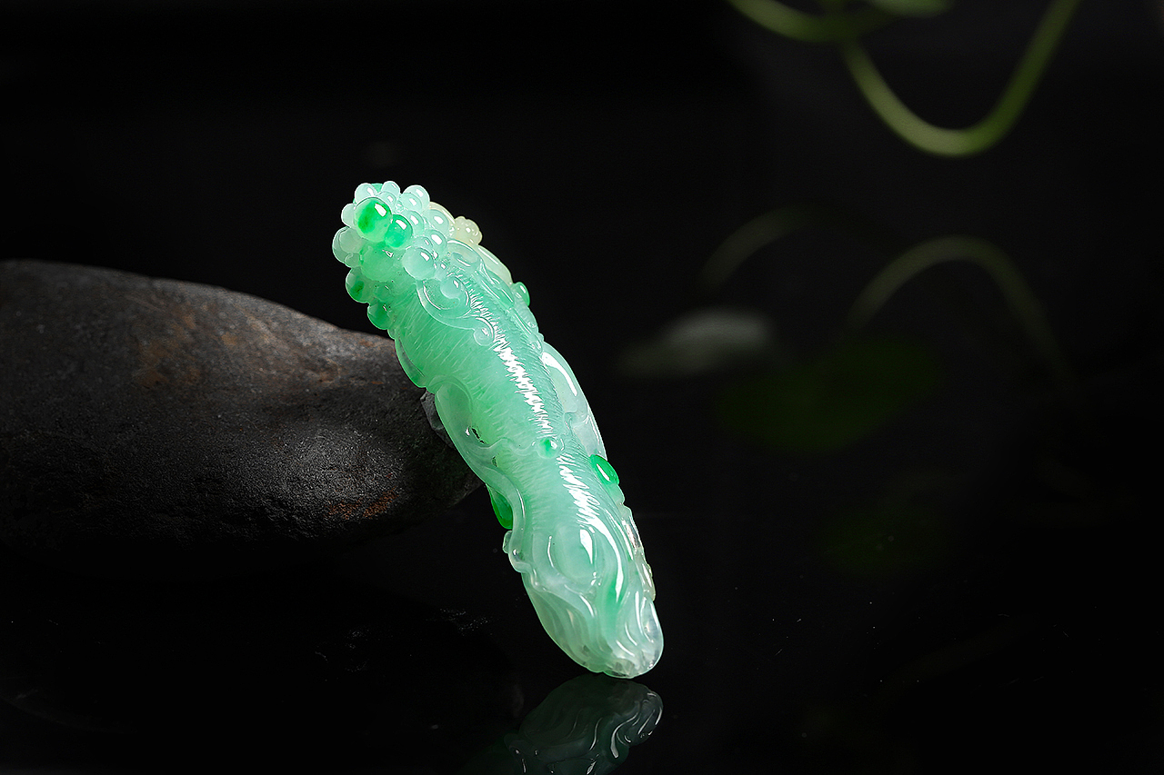 翡翠雕件 “千年人参”（图ZMTAxMjQxNzEy） - 产品摄影 - 站酷设计师000000张原创素材 - 站酷ZCOOL