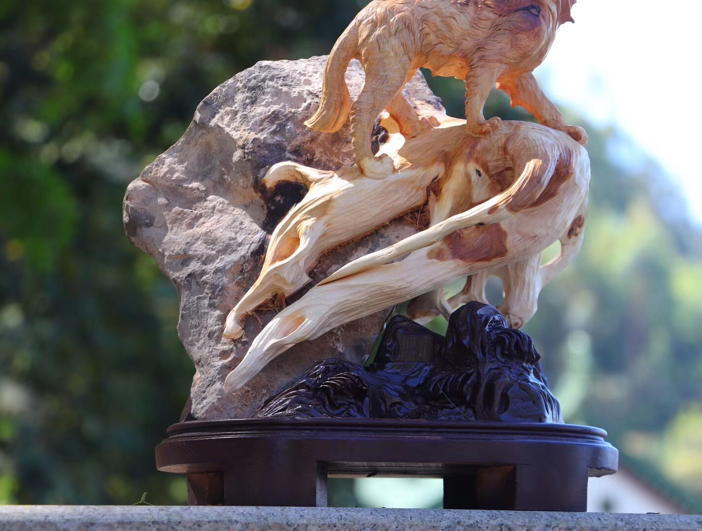 一呼百应 天然根包石,雕刻而成