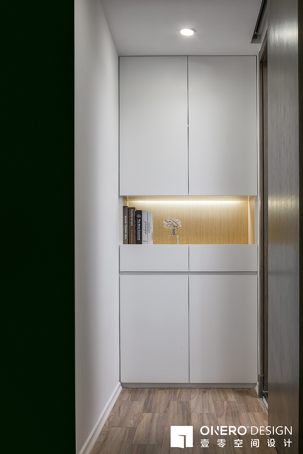 卫生间门口外过道的高柜,
主要用来收纳着备用的洗漱及卫生用品。