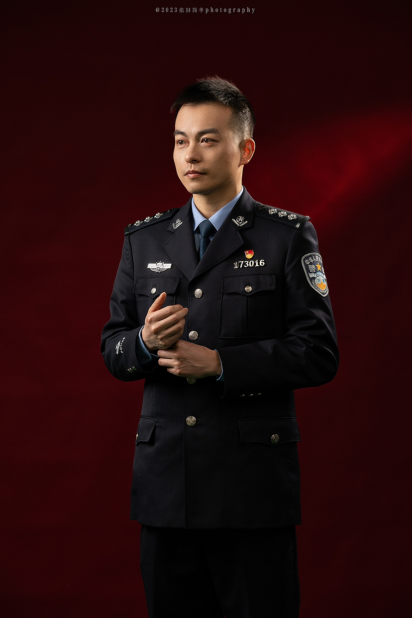 英武帅气的民警形象照