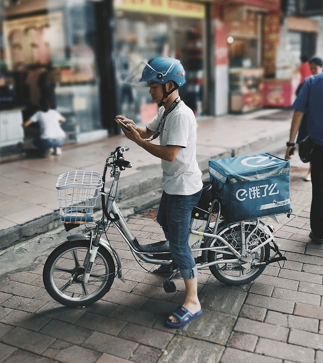 中午,送餐员最忙碌的时刻,为了各人午饭准时送达大家都马不停蹄