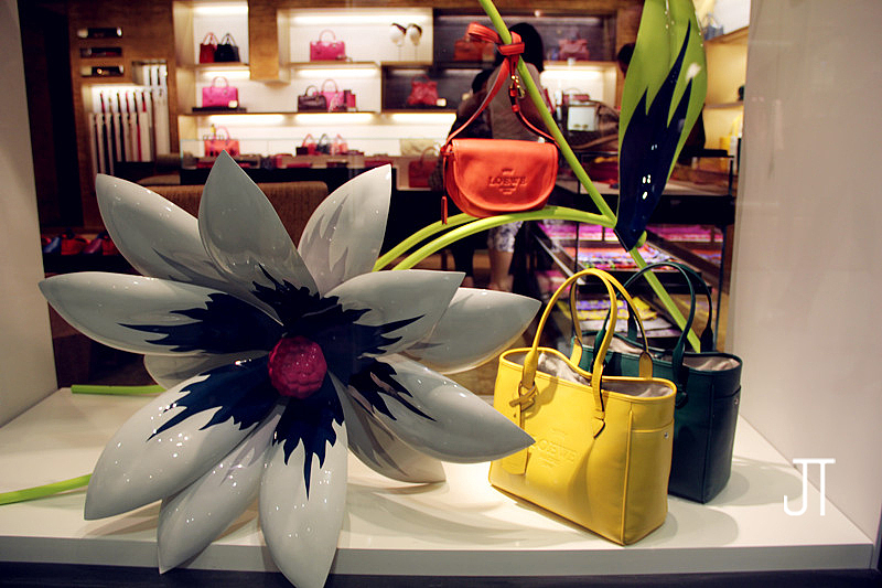 这是小的通透橱窗,利用花枝的曲面,充当展台使用,有趣而且美观
把展台隐藏在道具中,是一个很好的设计手法<br><br>