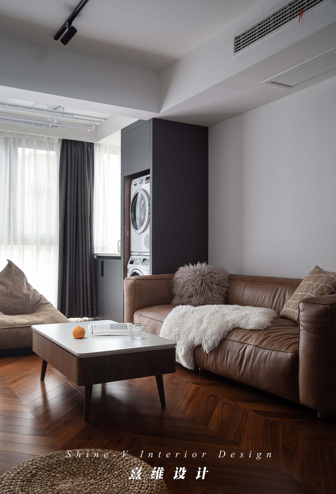 ▲长坐深的沙发有着与丰厚外表相匹配的舒适度,易于抚慰日常奔波后的身体。阳台柜选择L型,引更多光线入室,不抢眼的灰色柜体安心居于室内一隅,做一个“有用”的配角。