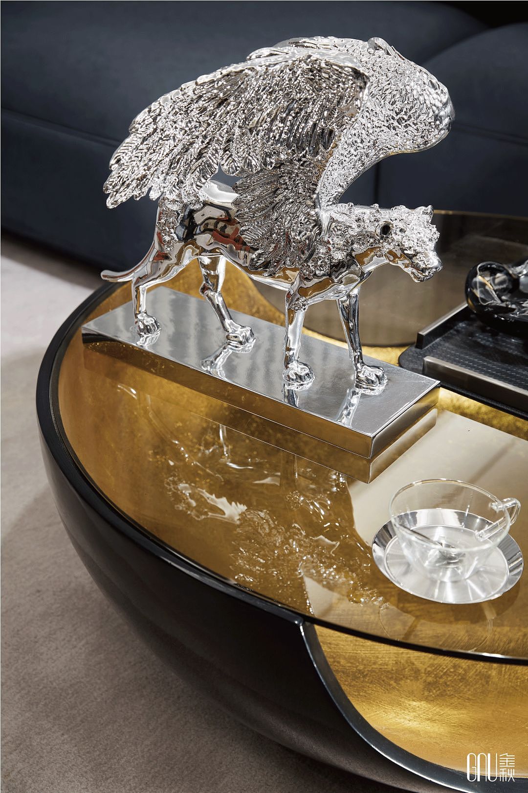 木饰面和大理石作为整个空间的主材质,色彩与结构相呼应构成了巧妙的和谐,配以低饱和度的静谧蓝和大地棕点缀,表现出大宅应有的气质与格调,凸显居者高品质生活需求。