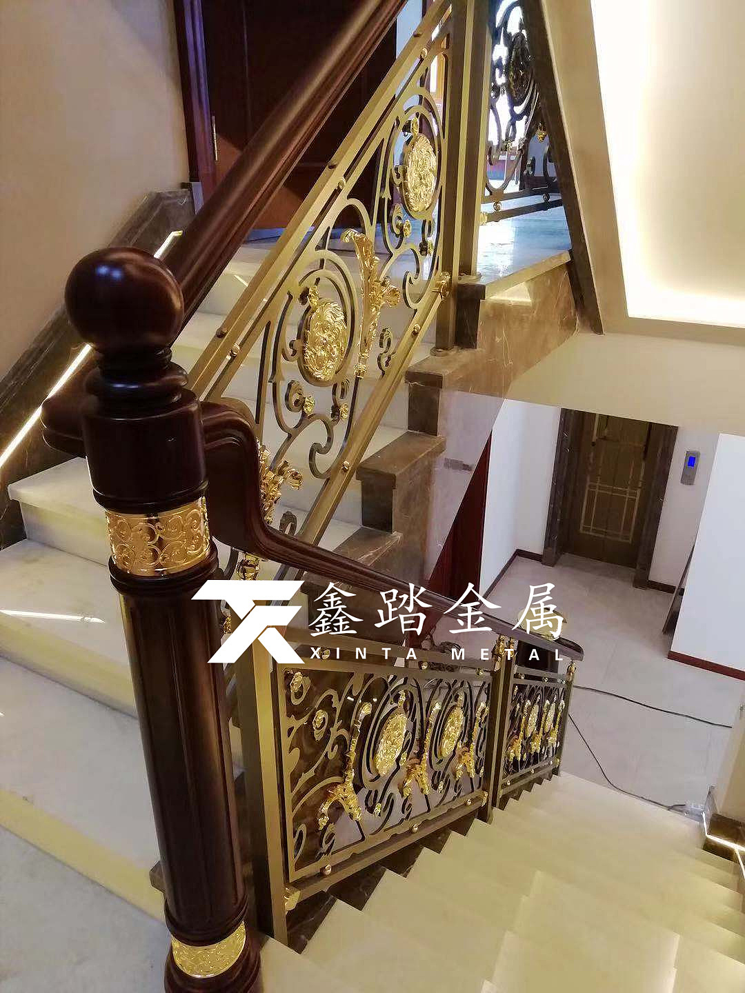 中式铝雕造型护栏、金黄色实心铝板雕刻家装旋转护栏图