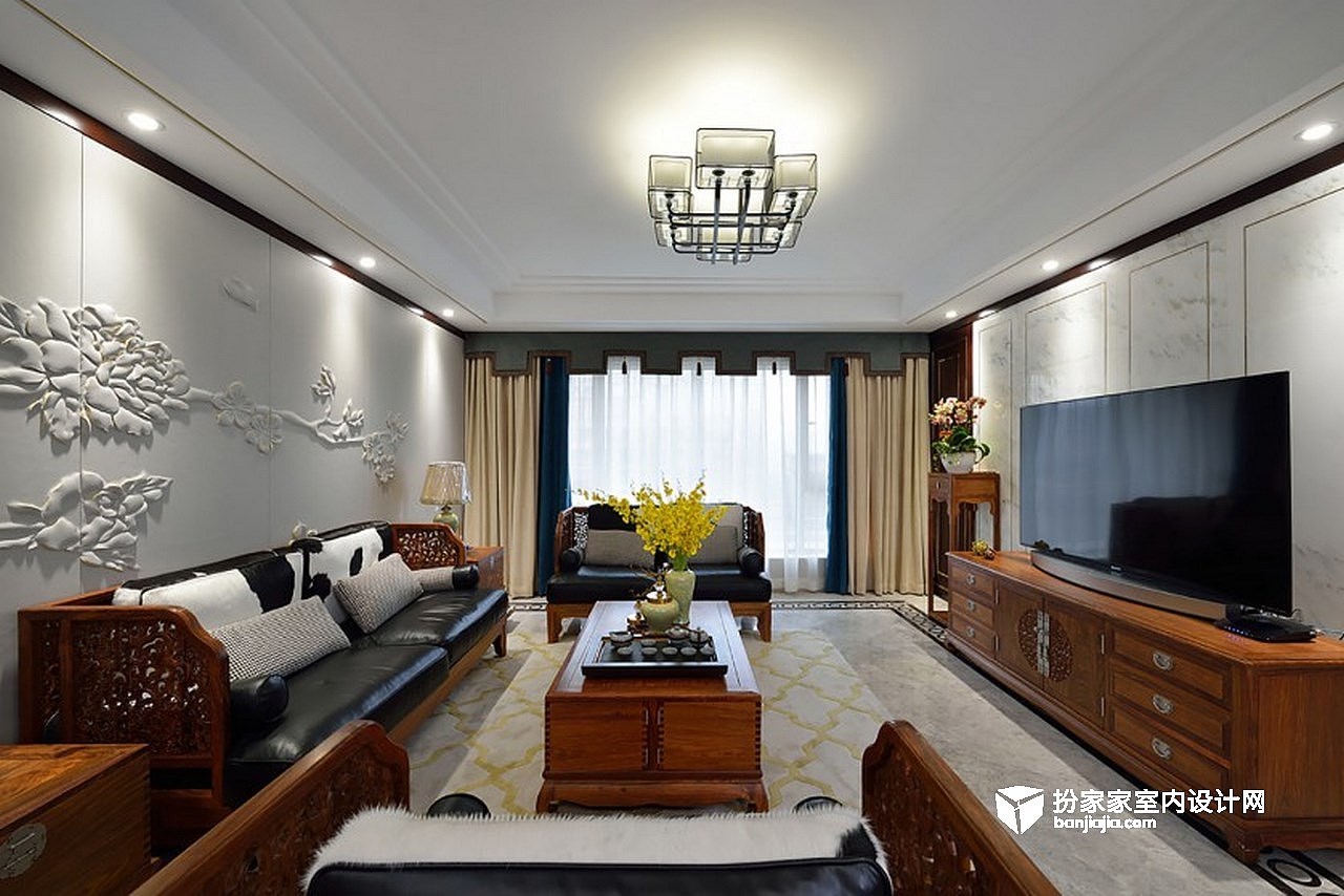 描金吊顶,茶具,装饰花瓶,鲜花的点缀,诠释中式生活的高雅浑厚的韵味.