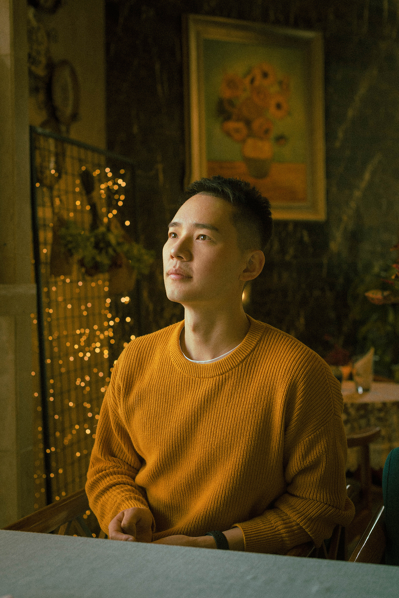 咖啡馆复古怀旧风男生人像摄影