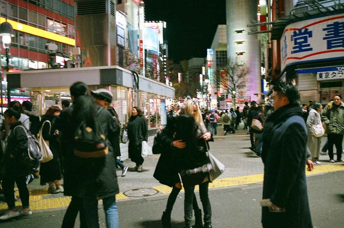 拥抱的东洋人与西洋人