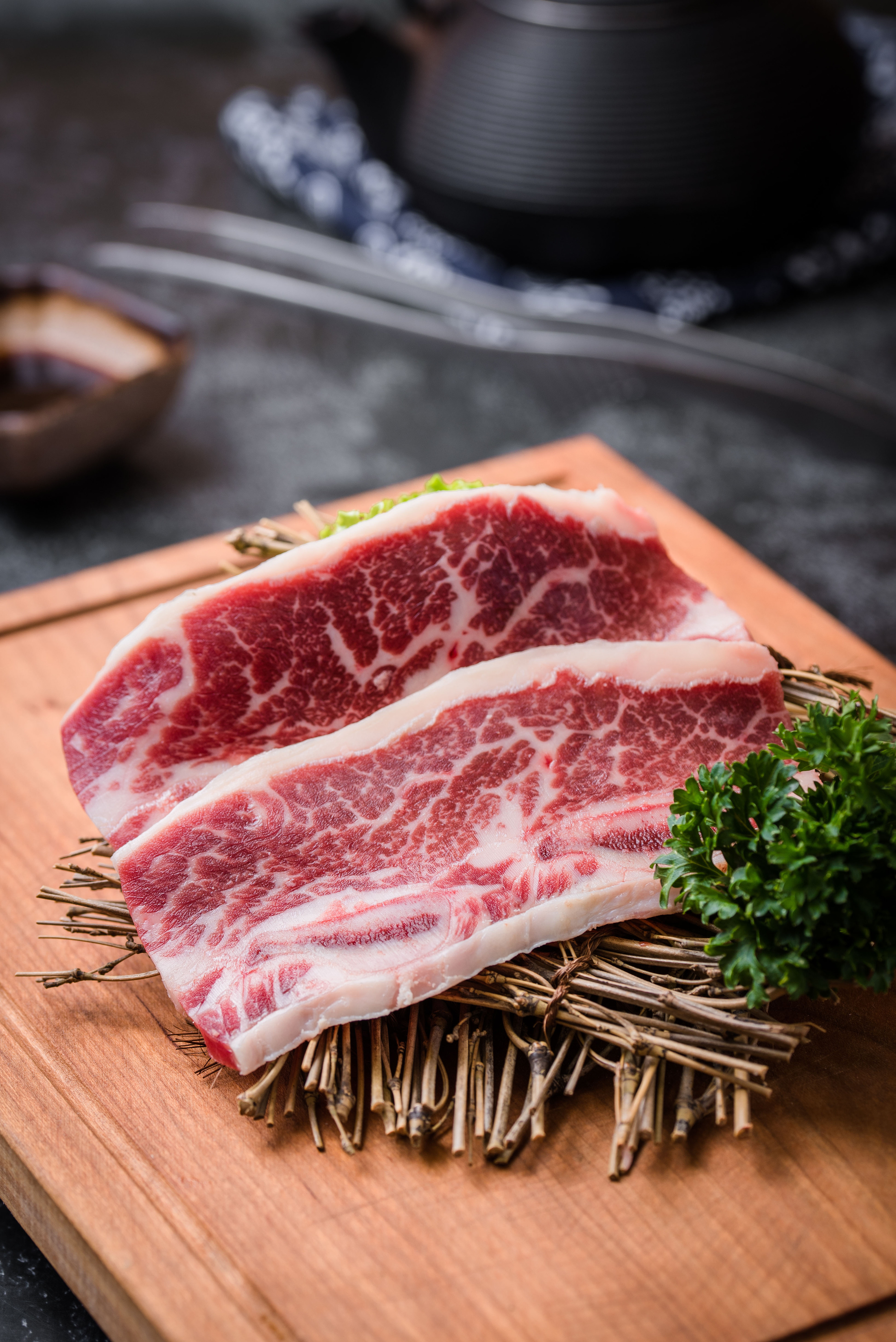 吉楽丸烧肉·深夜酒馆生牛肉拍摄