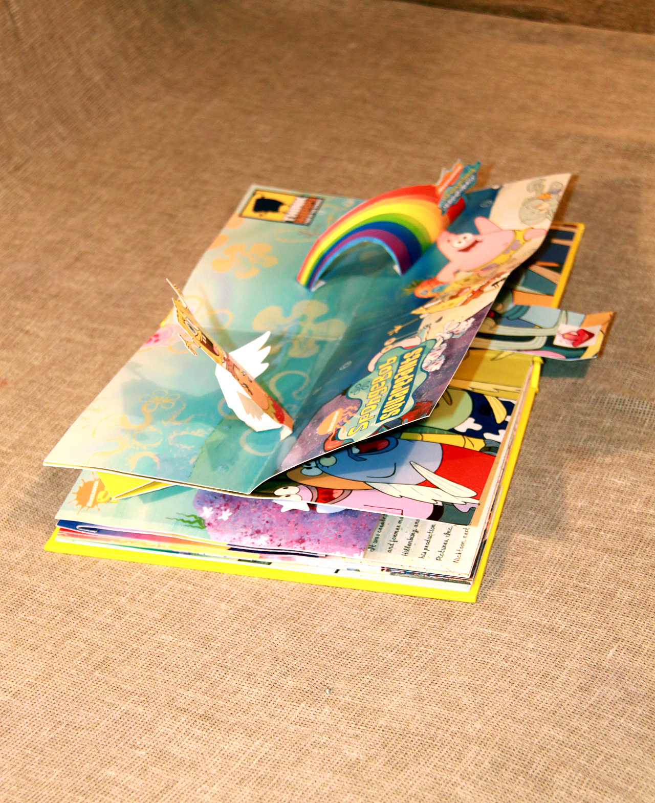 从铜版纸彩色打印,到自己做多次立体试验,最后作粘贴,书籍封面精装