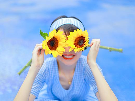 向日葵的蓝色夏天