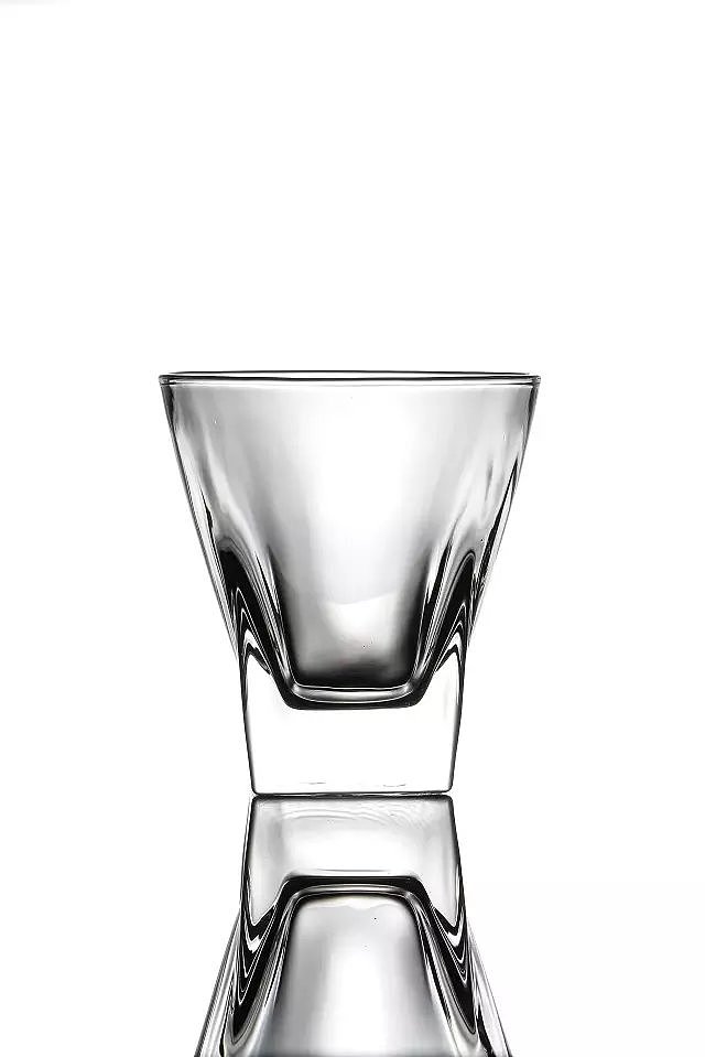 水杯白底静物拍摄