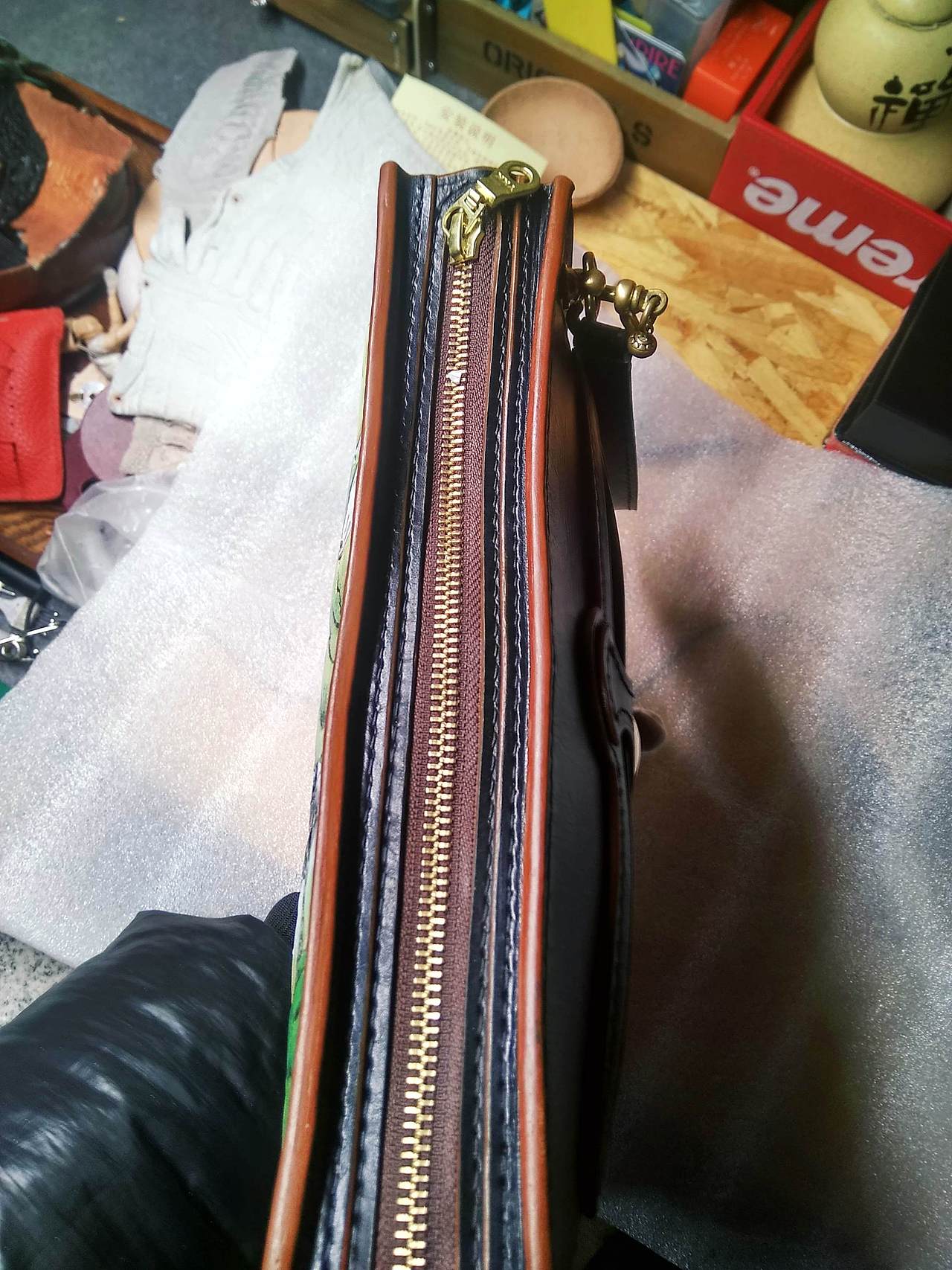 山水皮雕款男士手包 ,手工皮雕皮具