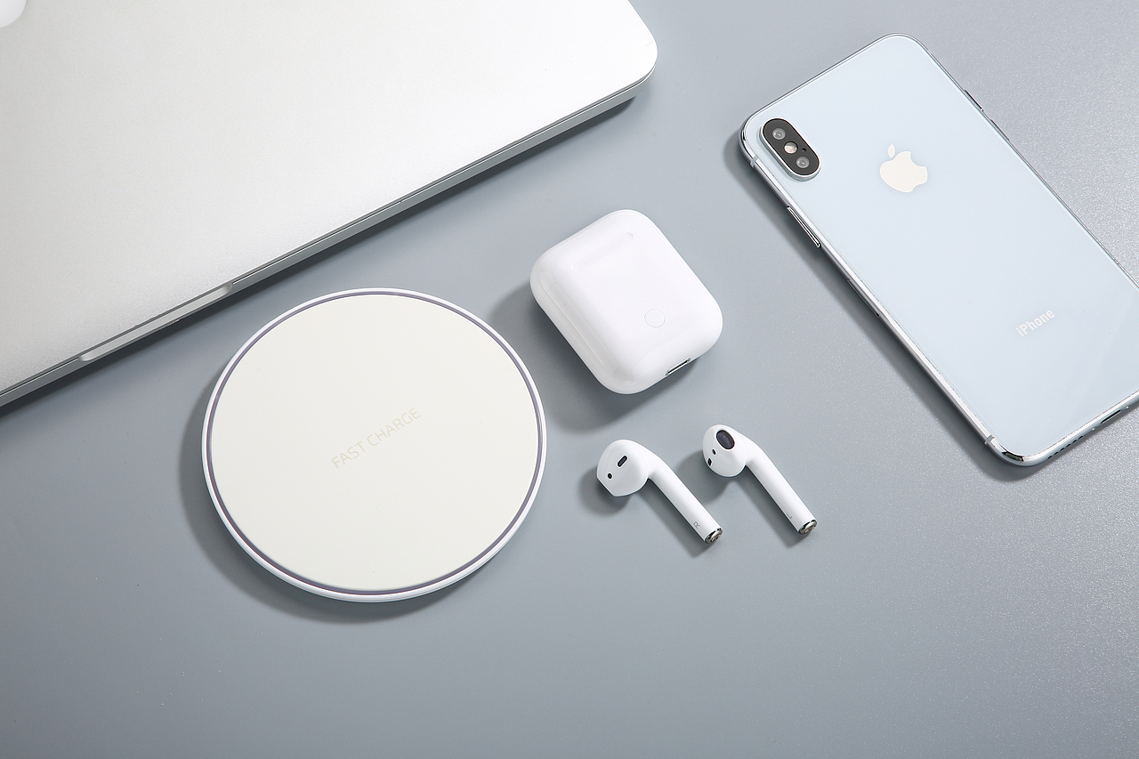 耳机和无线充电器~