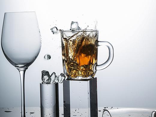 静物摄影透明玻璃酒杯酒水加冰瞬间