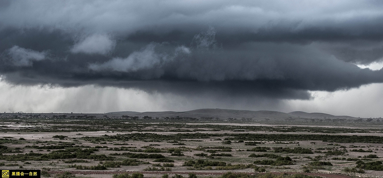 当我们到了安布塞利,一片雨云正在东非大草原的某一个地方下雨.
