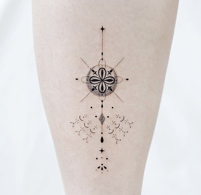 精致小纹身小图案也可以完美诠释细节手臂上彩色梵花