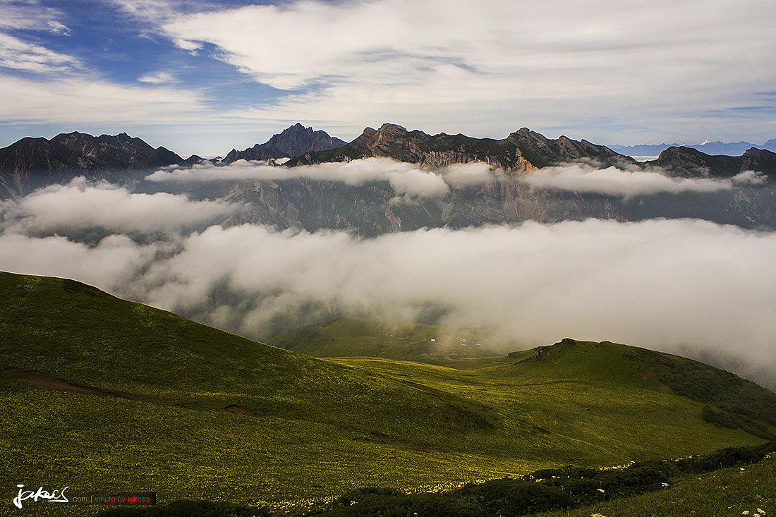 往下看,甚至可以看到我们的营地