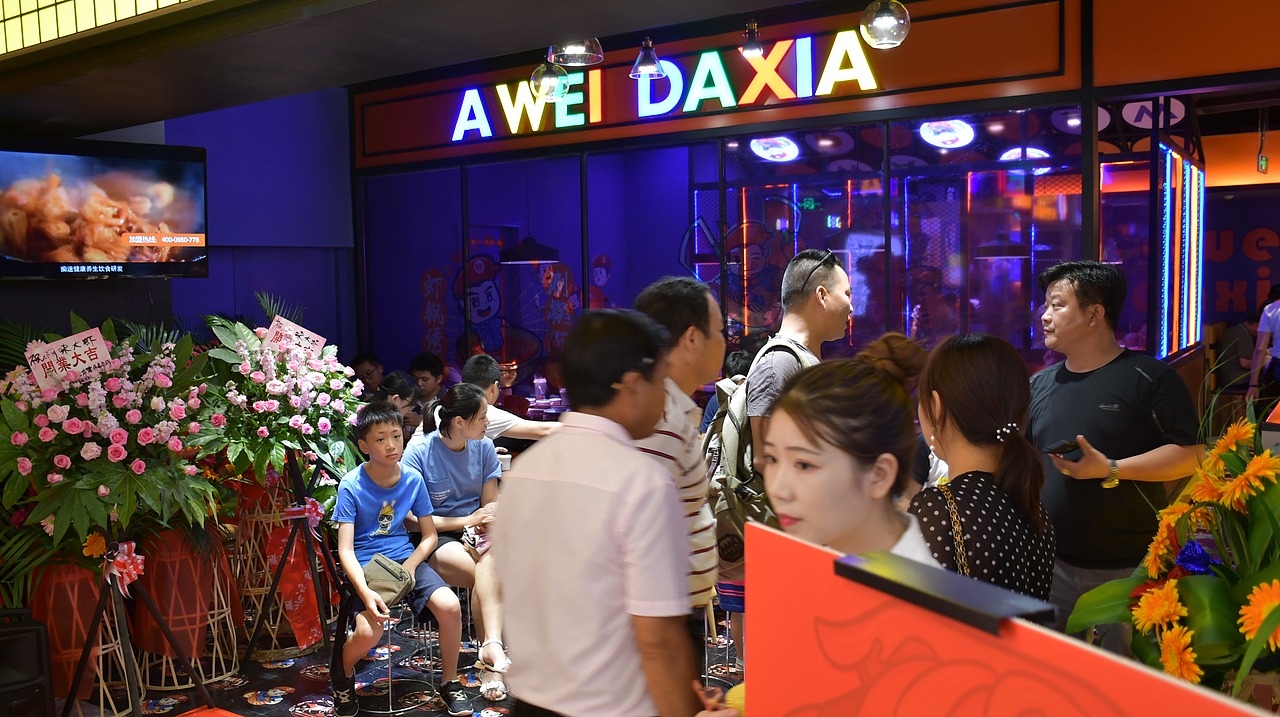 阿味大虾火锅连锁餐饮旗舰店实景拍摄 - 连锁加盟品牌（图ZMTcyNDkwMDEy） - 人像摄影 - 站酷设计师英皇视觉原创素材 - 站酷ZCOOL