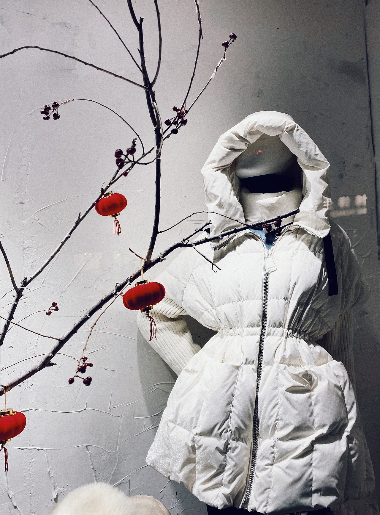 在橱窗里找寻“年味。”