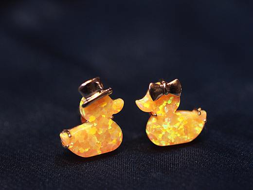 《参加婚礼的小黄鸭夫妇》