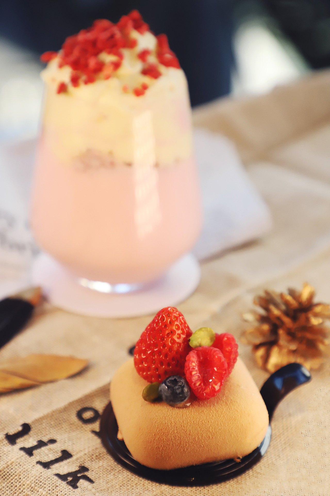 草莓奶昔配草莓抱枕慕斯蛋糕