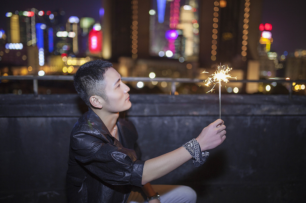 微光（图ZMTAwNjEwNTA4） - 人像摄影 - 站酷设计师花犯辛未原创素材 - 站酷ZCOOL