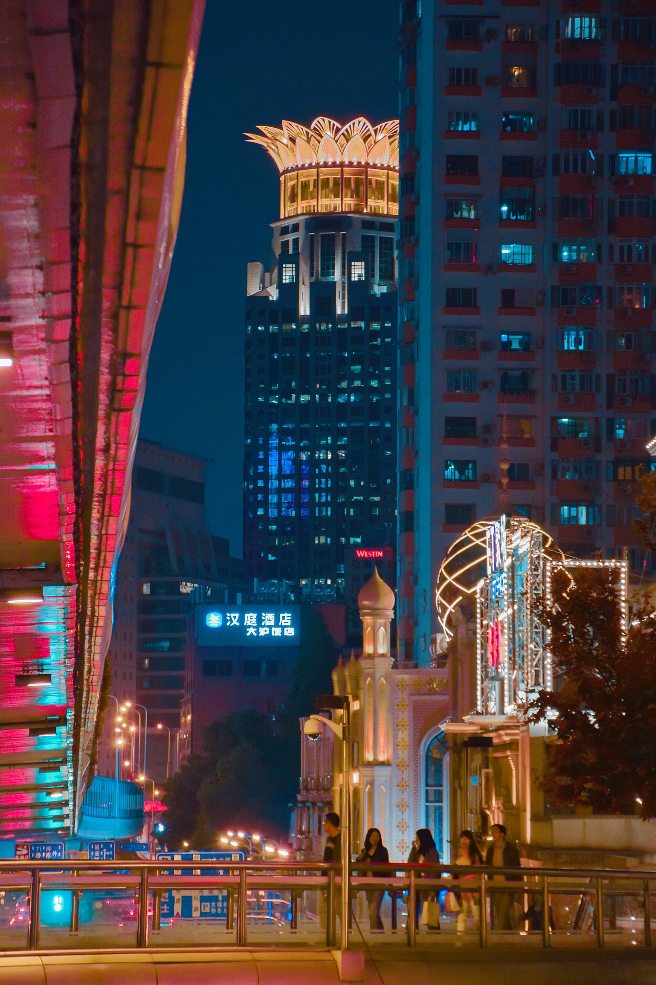 Cyberpunk on the way home 下班路上的赛博朋克（图ZMTU3Njg3NTEy） - 人文/纪实摄影 - 站酷设计师littlemisery原创素材 - 站酷ZCOOL