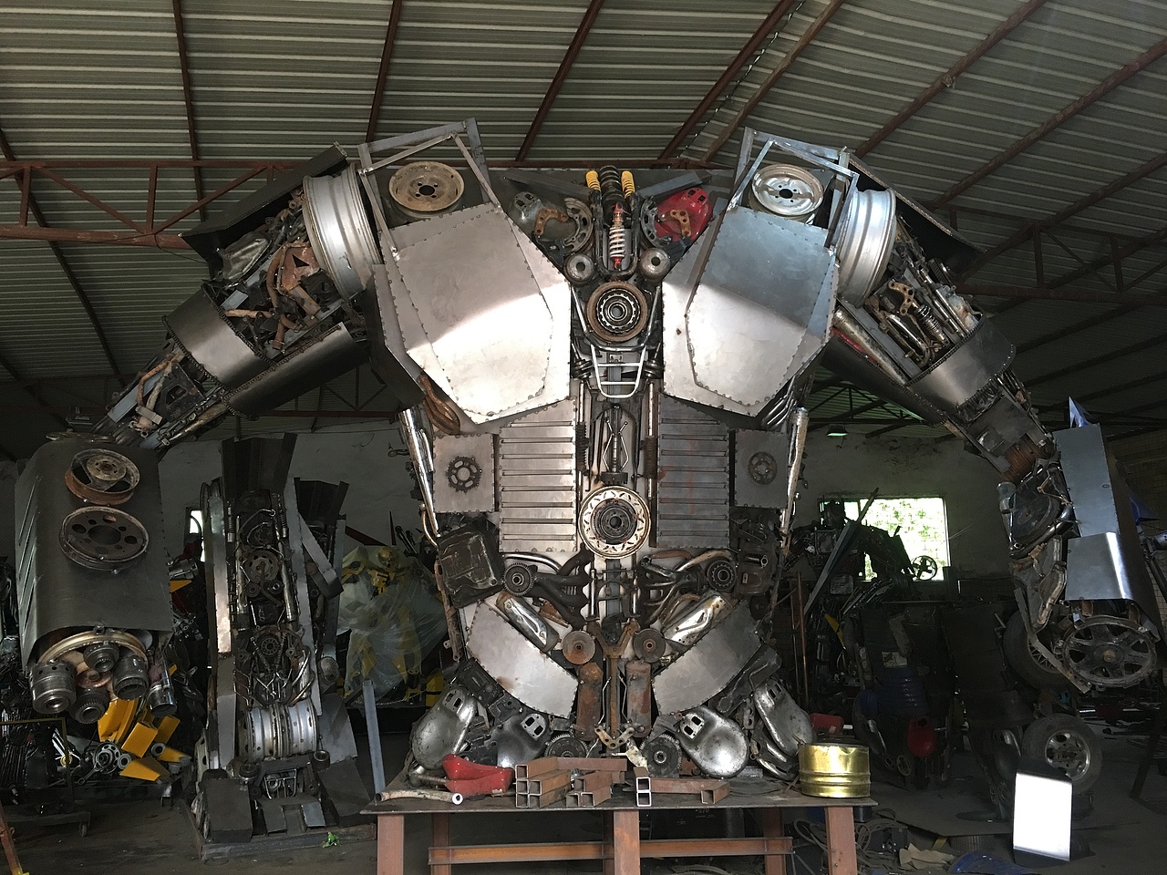 废旧汽车配件，废旧摩托车配件焊接成的变4版擎天柱-变2版擎天柱