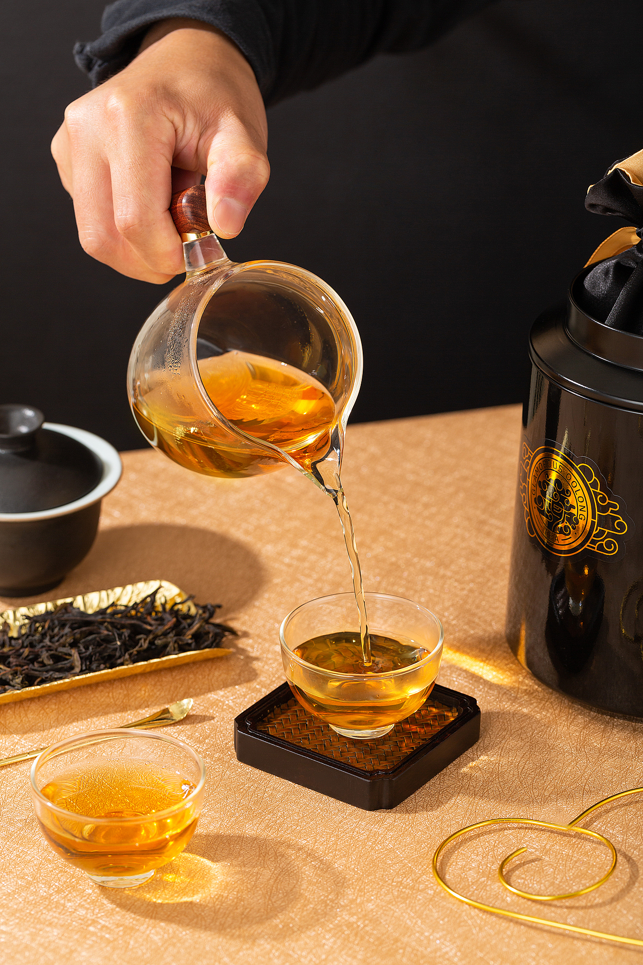 炉里的橄榄炭缓和并持久地传递着热,慢慢的就听见壶里的水响起了咕嘟声,喝凤凰单丛应该就是这样的场景吧,手扇摇着火,微风里溢着茶香,茶香中从容安静地观云听风