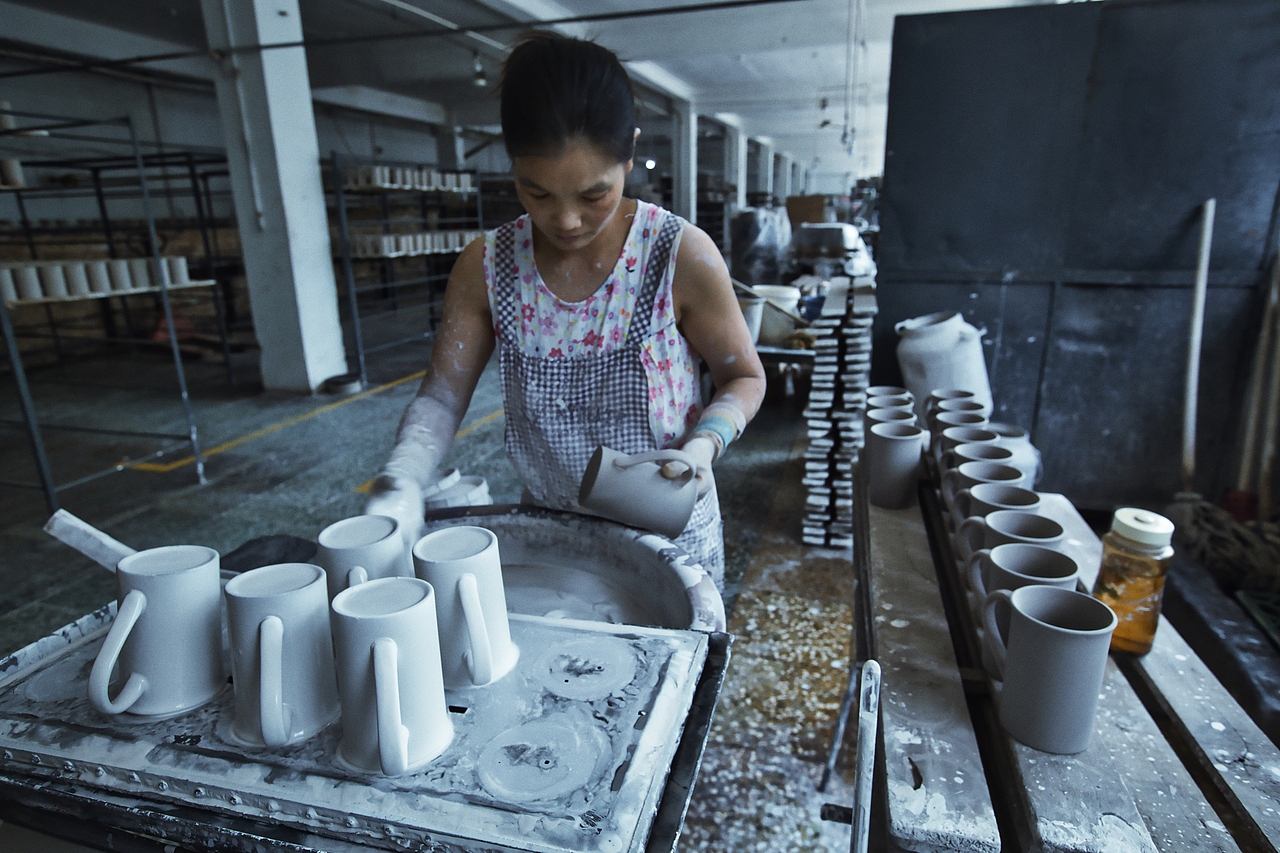 勤劳的陶瓷女工