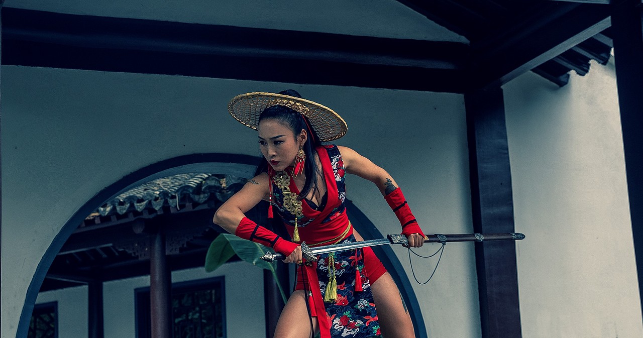 一匹黑马 丨 性感侠女