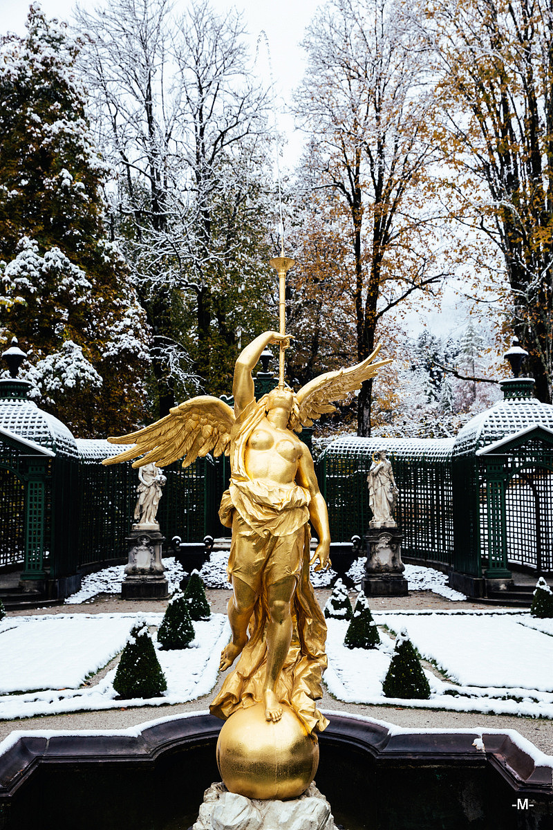 在宫殿四周的花园中拥有非常多的雕塑，不乏非常美丽的喷泉，比如这座就非常的惹眼=W=！