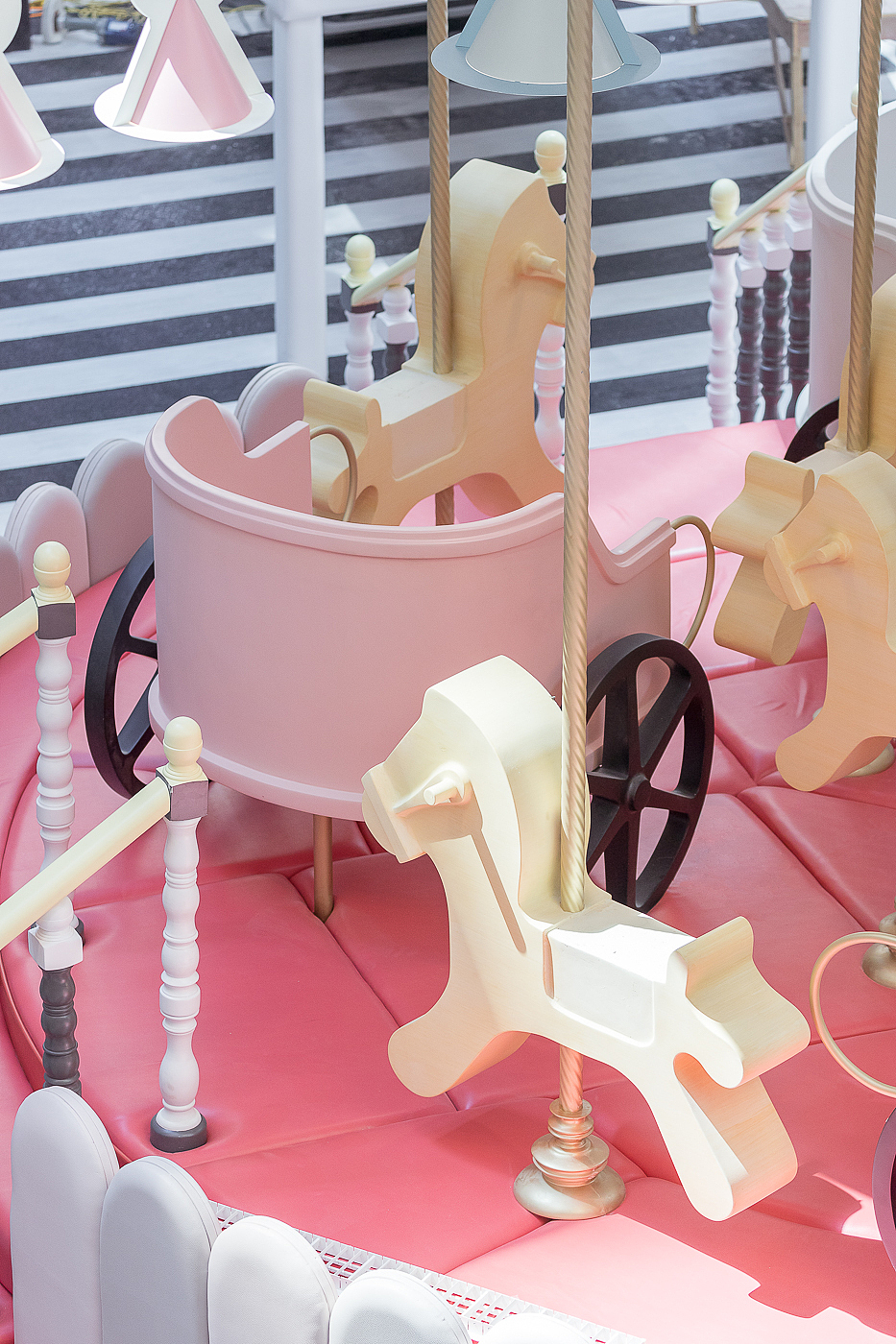 
设计采用阳伞作为构图主要演绎图形，使空间更具视觉张力的同时也落定了其使用功能的具体方位。期间补充的全传木马等休闲座位更维空间的氛围增添了烂漫的氛围。<br><br>