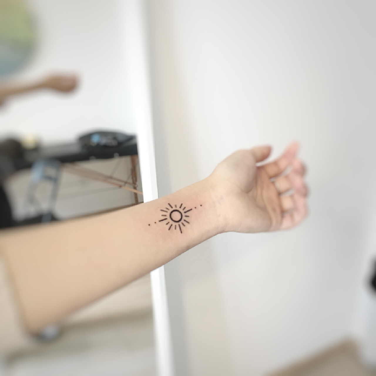 锺小姐小臂彩色太阳花纹身图案