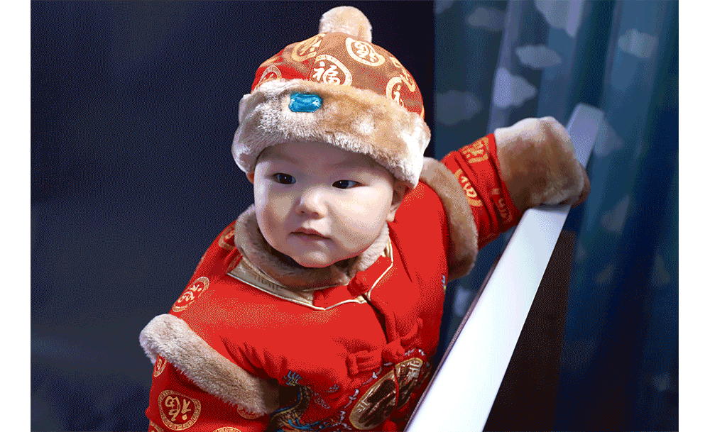 P了几张儿子的周岁照,用的是电商修图拼稿手法。