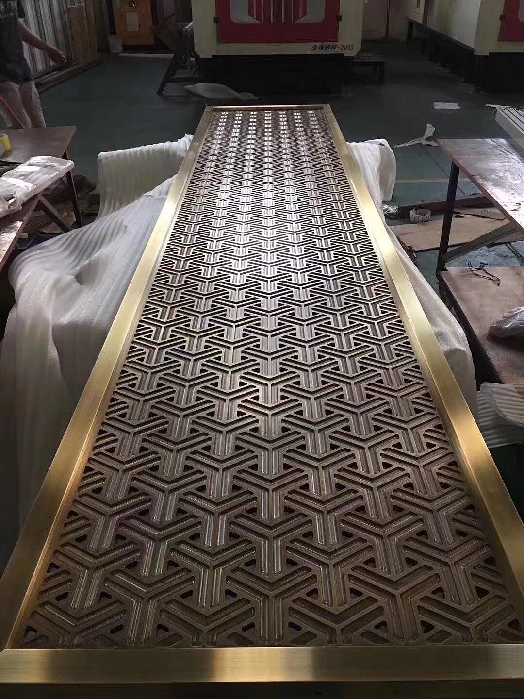 精雕细琢铝板雕刻镂空屏风铝艺浮雕背景墙