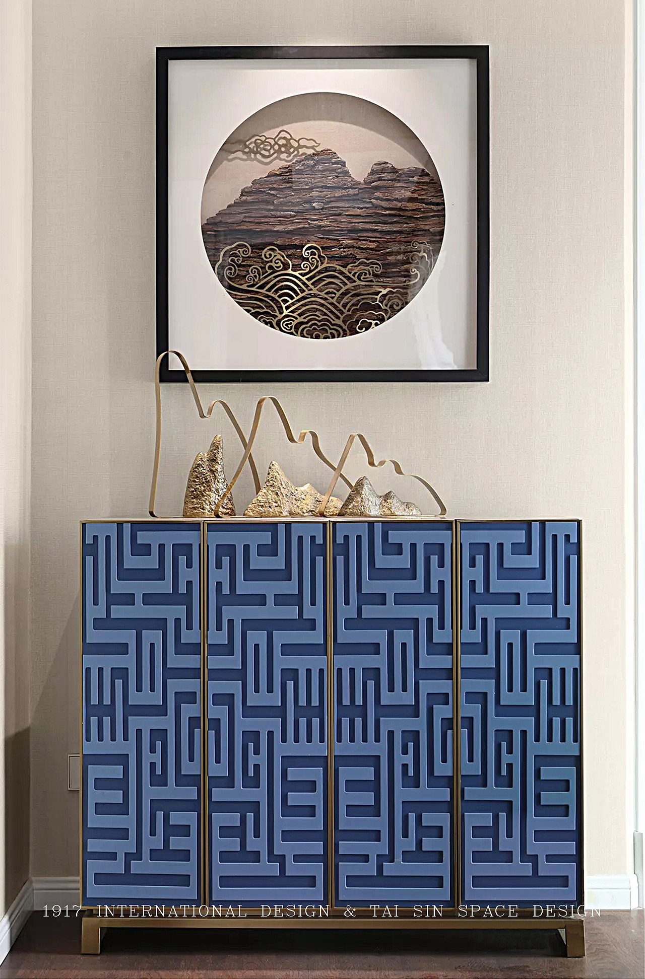 When I first entered the master bedroom, I felt the charm of the space. The decorative painting of the mountain texture is in the same place as the mountain streamer with metal streamer, half solemn and half fashion.