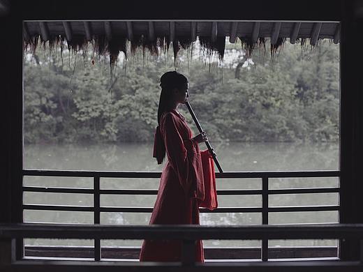 江畔晚风拂柳，诉尽离愁