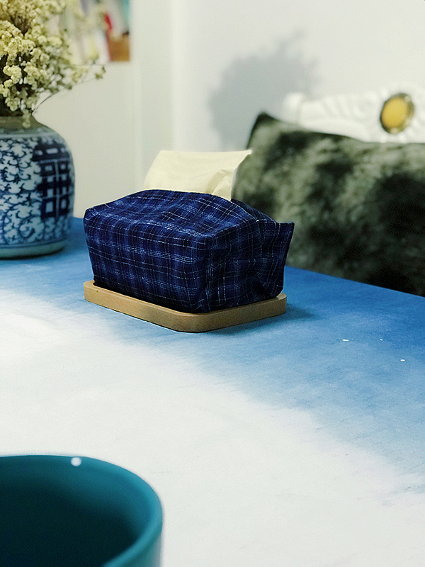 染一枚月亮庆中秋。