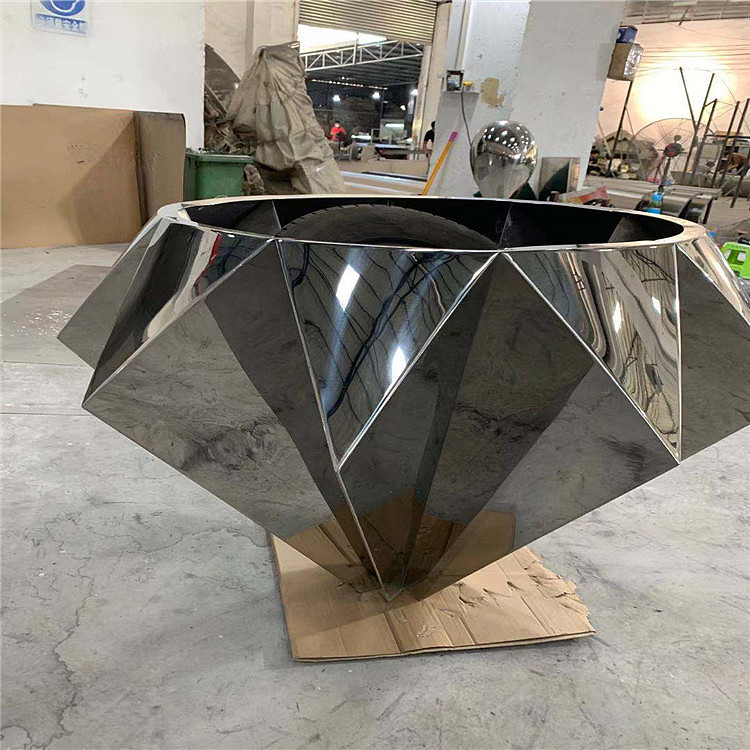 艺术异形不锈钢造型装饰后,会使人觉得有一种宽阔感,自然接缝线条组成